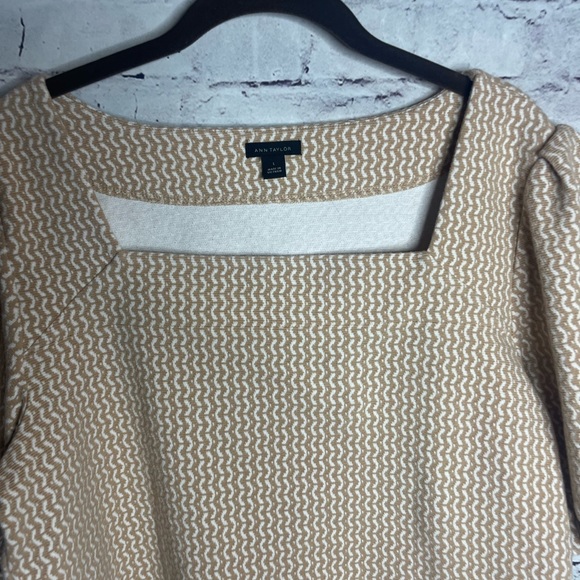 Large Ann Taylor short puff sleeve tan and white top - Picture 4 of 5